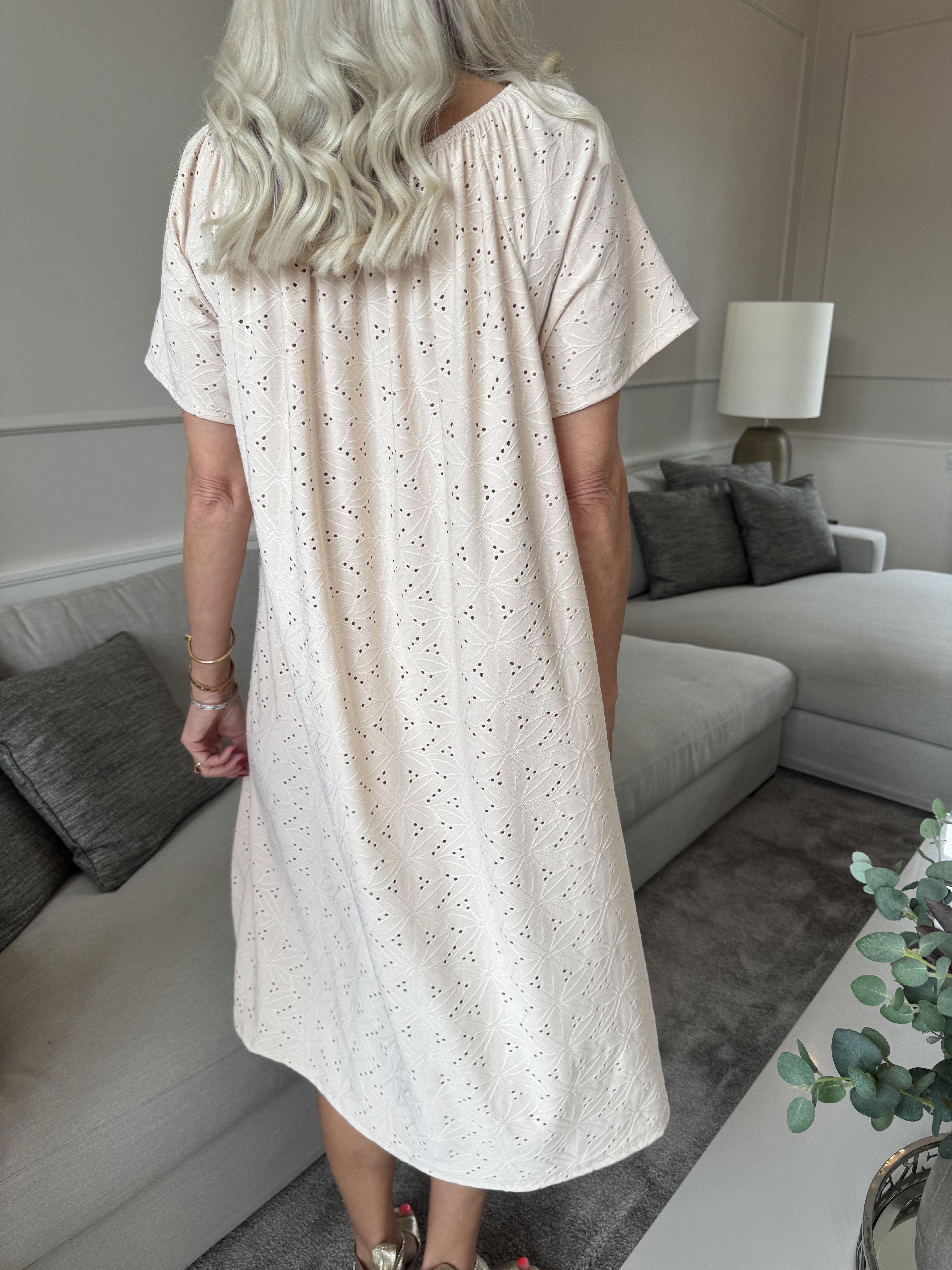 Aliz - Sød blød kjole med broderie anglaise